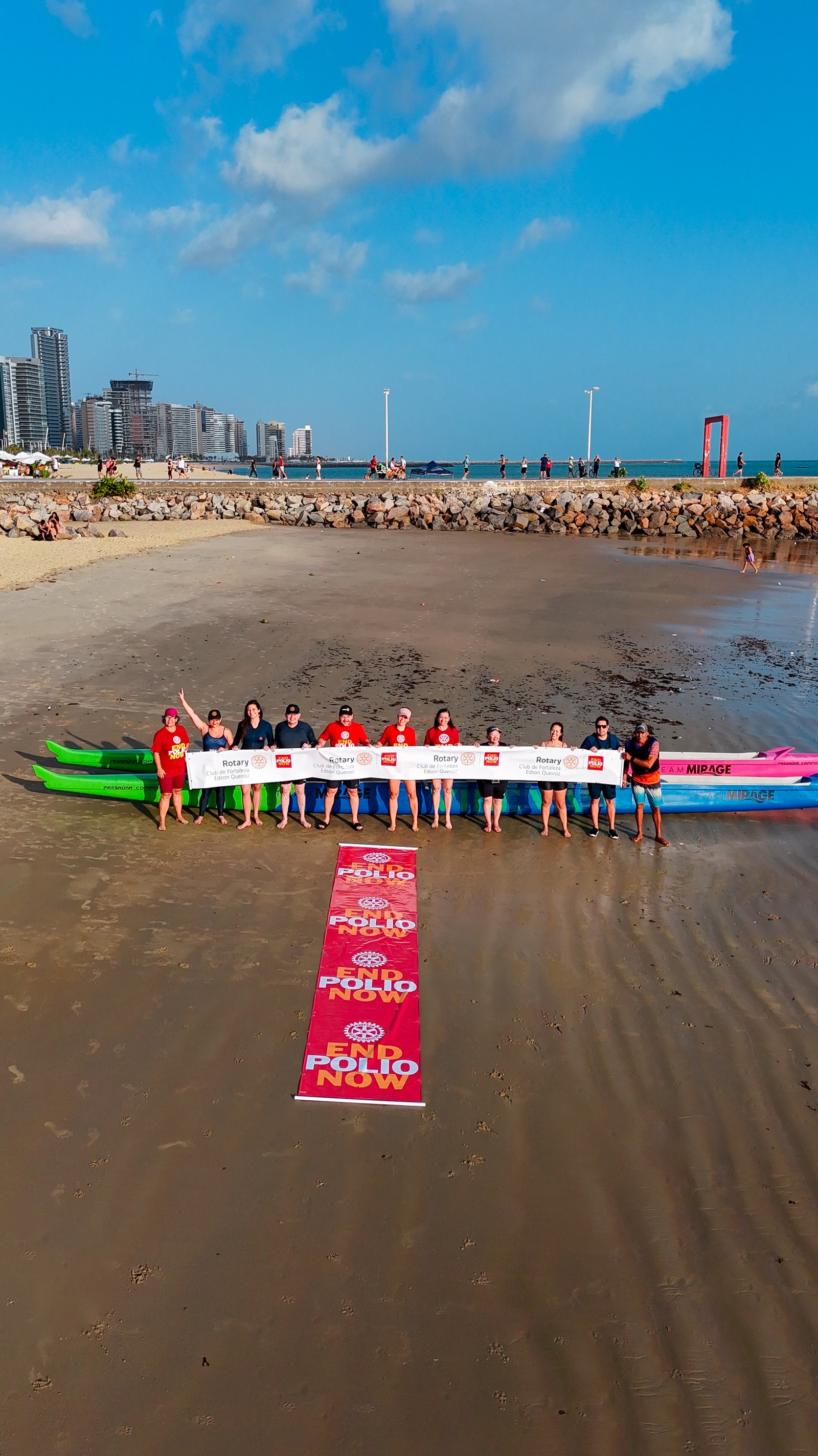 Voluntários e atletas na orla da Beira-Mar